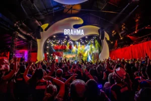 Camarote Bar Brahma promove esquenta com a presença de Sabrina Sato e famosos no centro da cidade