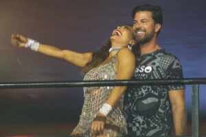 Juliana Paes brilha no Desfile das Campeãs com look deslumbrante