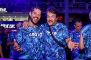 José Loreto e Marcelo Serrado curtem juntos o Carnaval em camarote da Marquês de Sapucaí