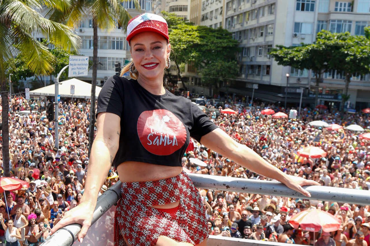 Diogo Nogueira agita bloco 'Clube do Samba' e troca beijos com Paolla Oliveira 26 Diogo Nogueira agita bloco 'Clube do Samba' e troca beijos com Paolla Oliveira
