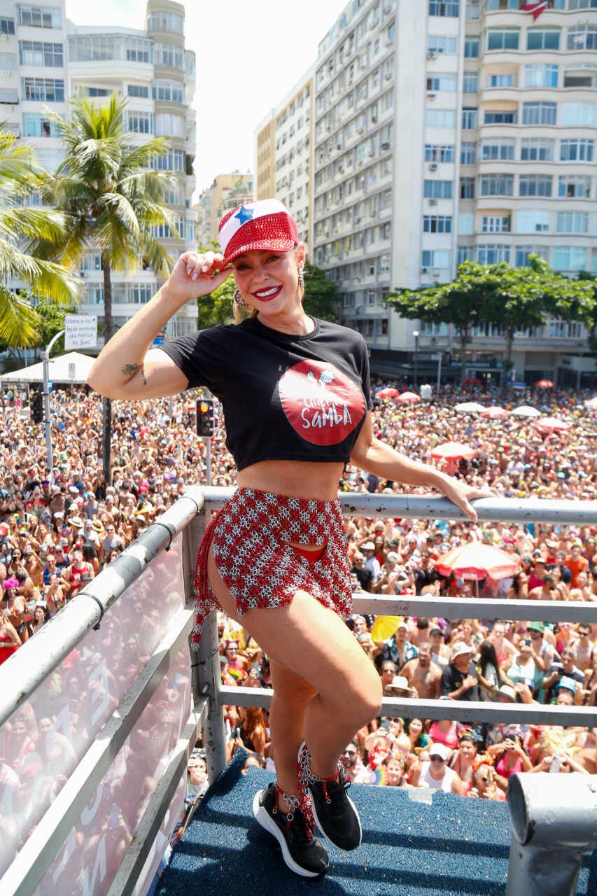 Diogo Nogueira agita bloco 'Clube do Samba' e troca beijos com Paolla Oliveira 29 Diogo Nogueira agita bloco 'Clube do Samba' e troca beijos com Paolla Oliveira