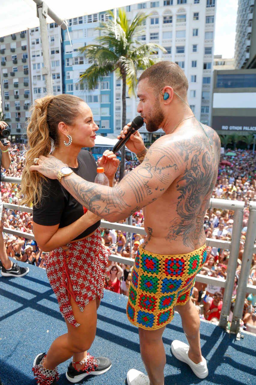 Diogo Nogueira agita bloco 'Clube do Samba' e troca beijos com Paolla Oliveira 28 Diogo Nogueira agita bloco 'Clube do Samba' e troca beijos com Paolla Oliveira
