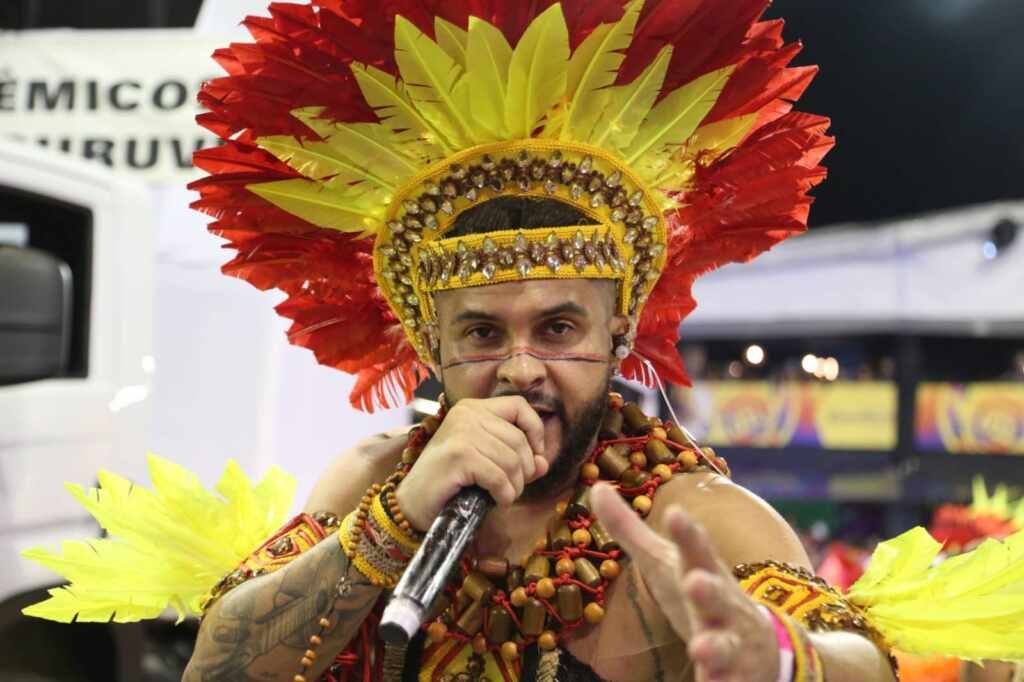O intérprete Hudson Luiz dá o tom no desfile sobre o manto Tupinambá na Acadêmicos do Tucuruvi O intérprete Hudson Luiz dá o tom no desfile sobre o manto Tupinambá na Acadêmicos do Tucuruvi