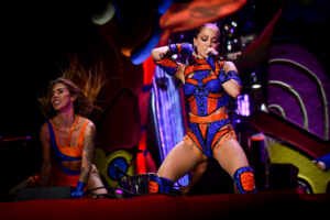 Com look ousado e colorido, Anitta faz homenagem ao futebol americano