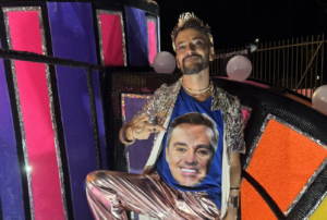 Fefito brilha no Carnaval e homenageia Gugu Liberato em desfile da Terceiro Milênio