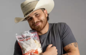Gustavo Tubarão realiza sonho antigo e lança marca de pão de queijo em homenagem à avó