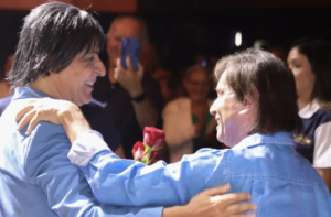 Roberto Carlos recebe flores de Tom Cavalcante durante show no Navio Além do Horizonte