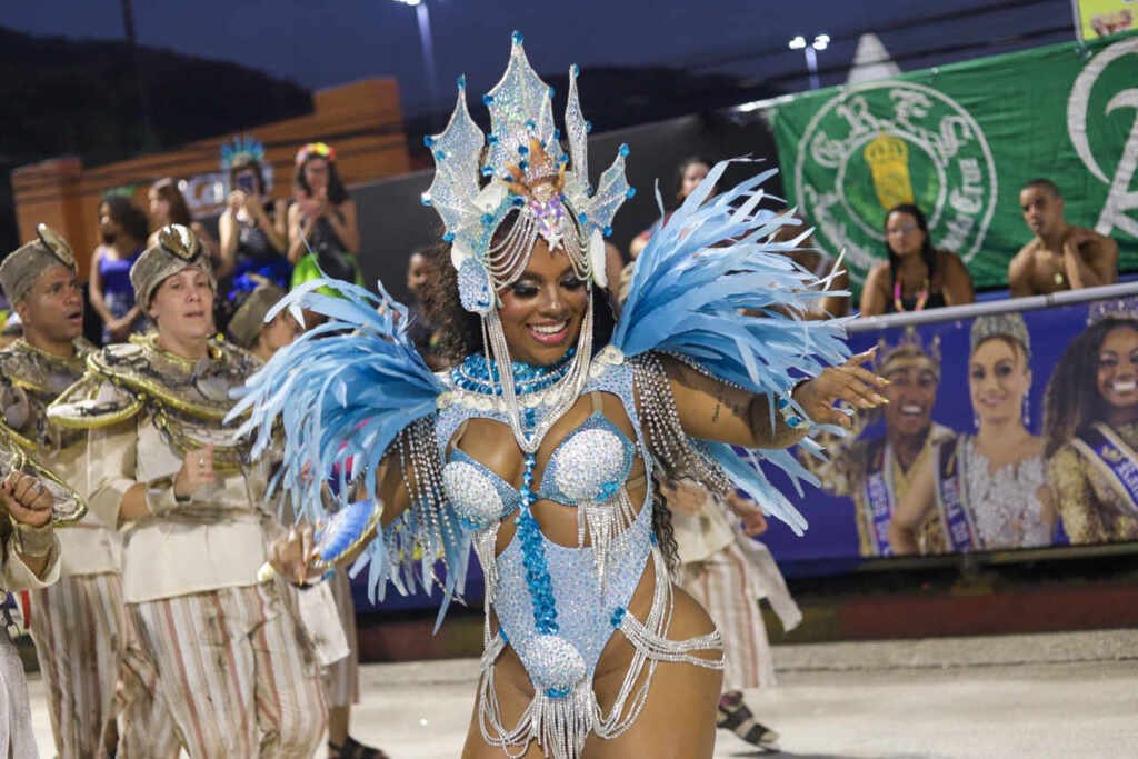 Caroline Lima retorna ao carnaval carioca e é vice-campeã com a Nova Império