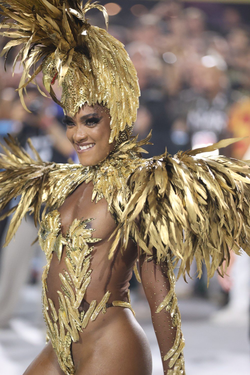 Erika Januza se despede do posto de rainha de bateria da Viradouro em despedida emocionante