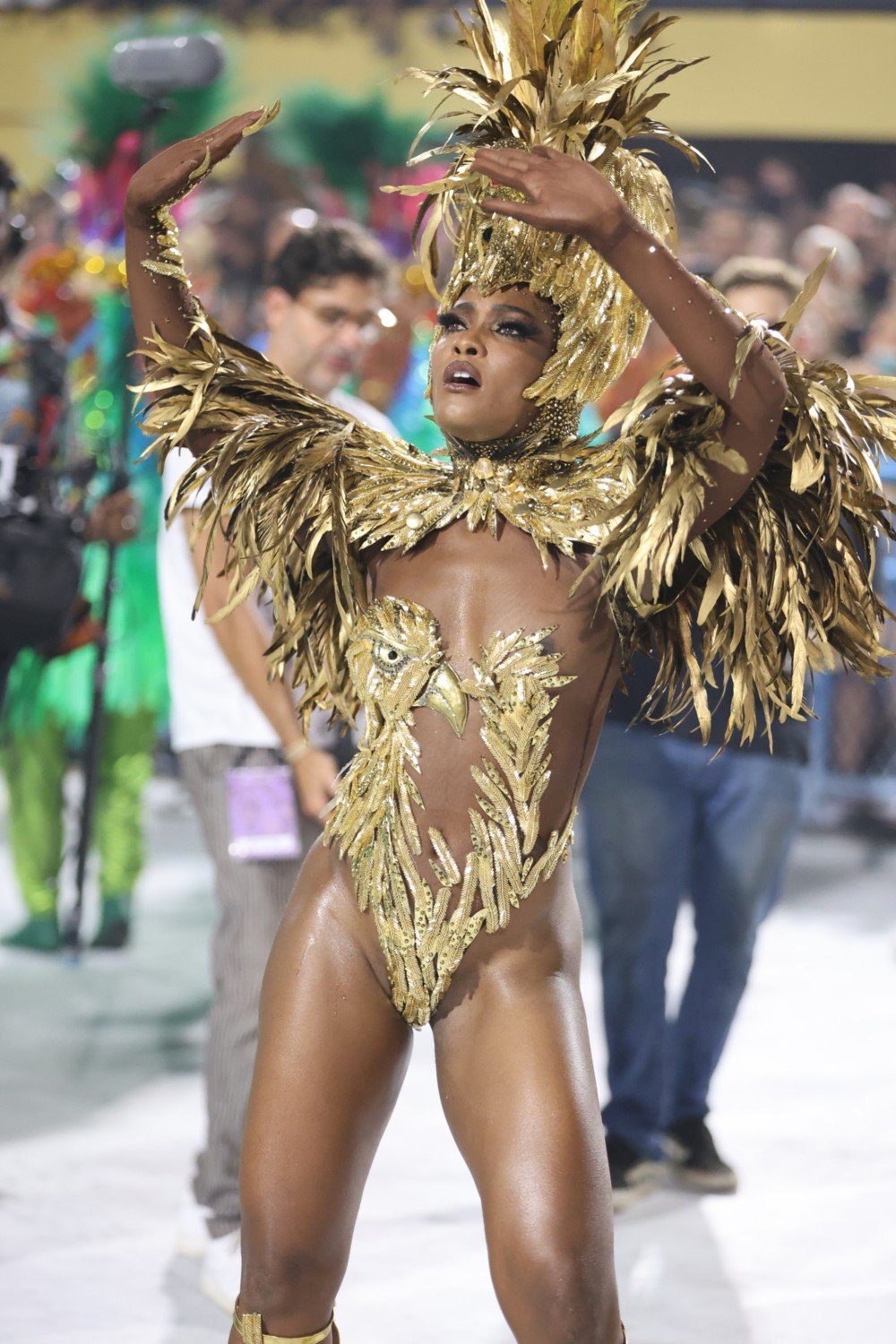 Erika Januza se despede do posto de rainha de bateria da Viradouro em despedida emocionante