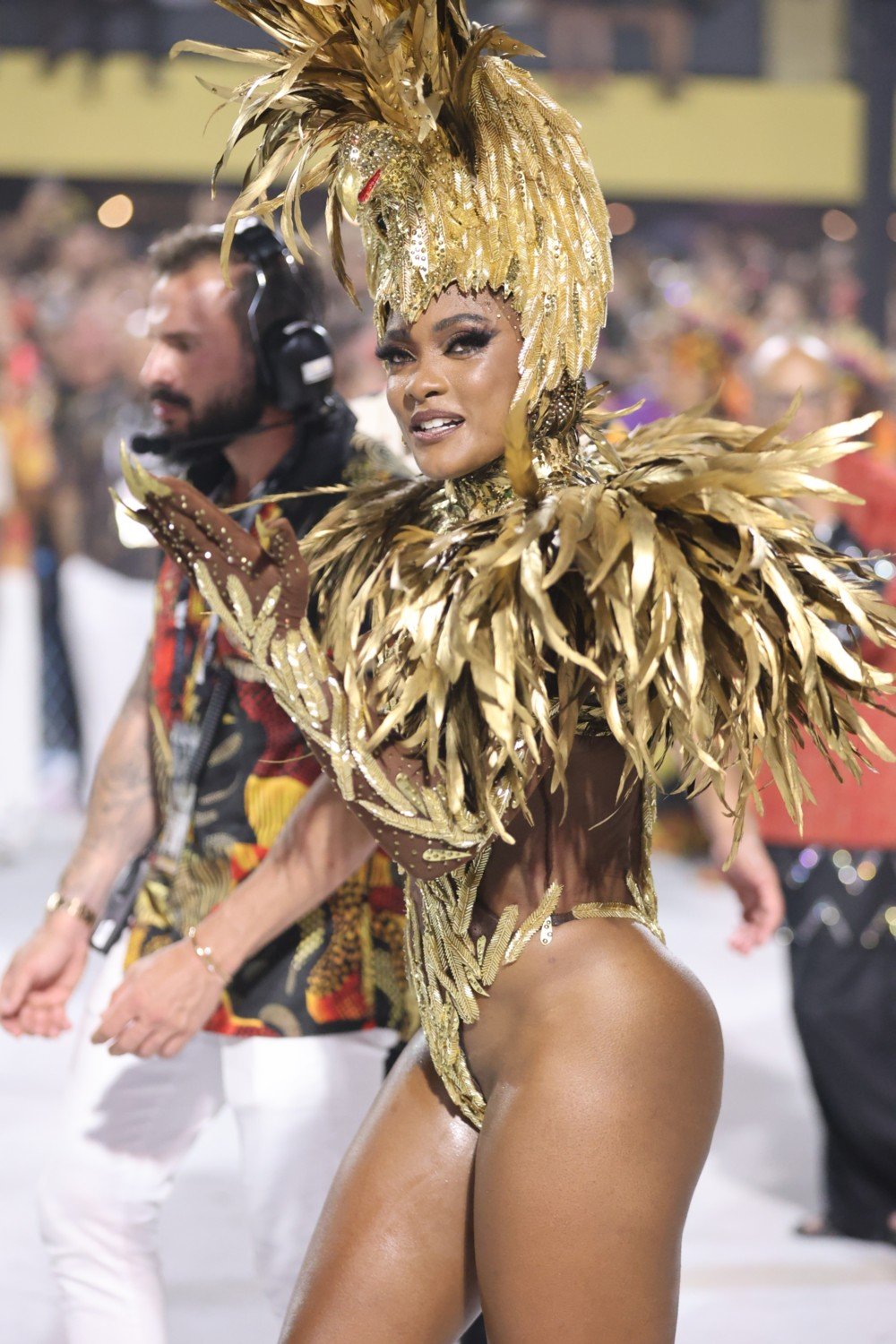 Erika Januza se despede do posto de rainha de bateria da Viradouro em despedida emocionante