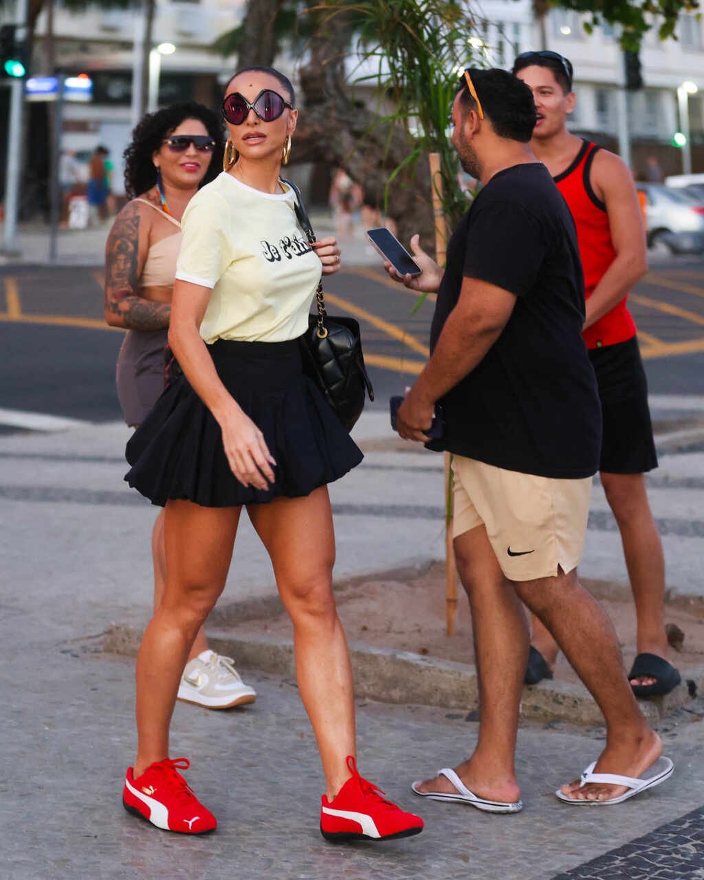 Sabrina Sato aproveita passeio na orla de Copacabana