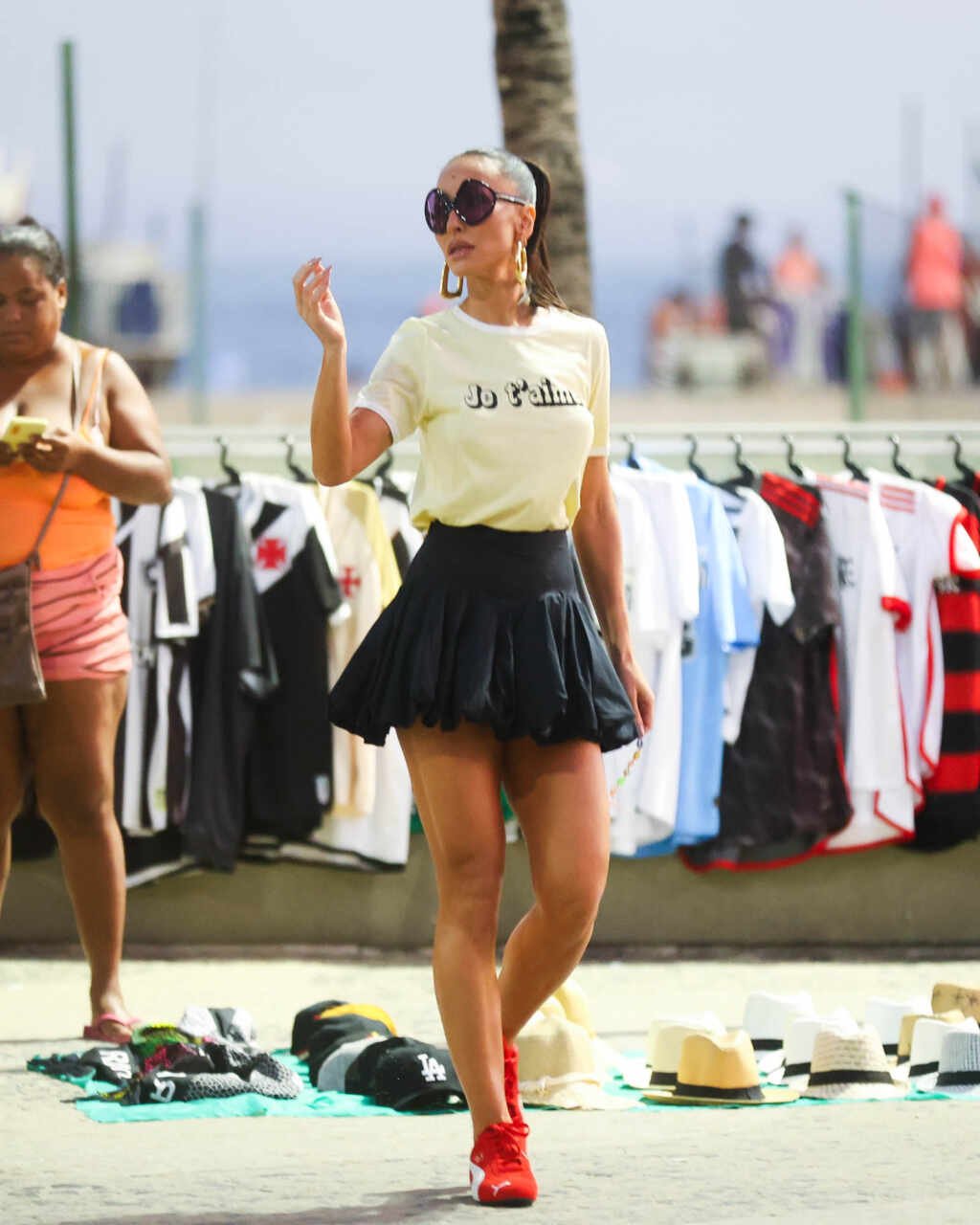 Sabrina Sato aproveita passeio na orla de Copacabana