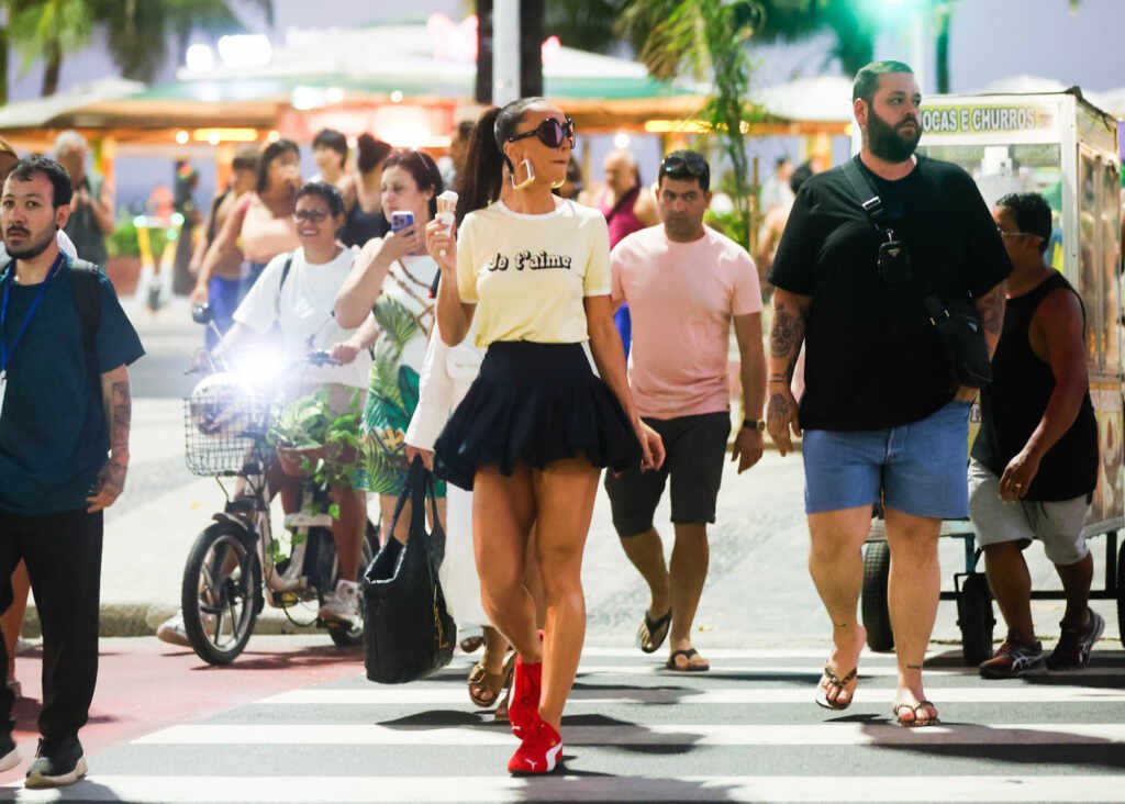 Sabrina Sato aproveita passeio na orla de Copacabana
