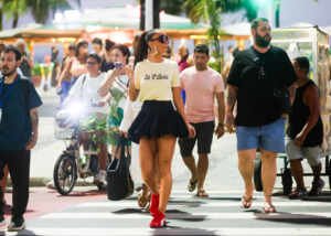 Sabrina Sato aproveita passeio na orla de Copacabana