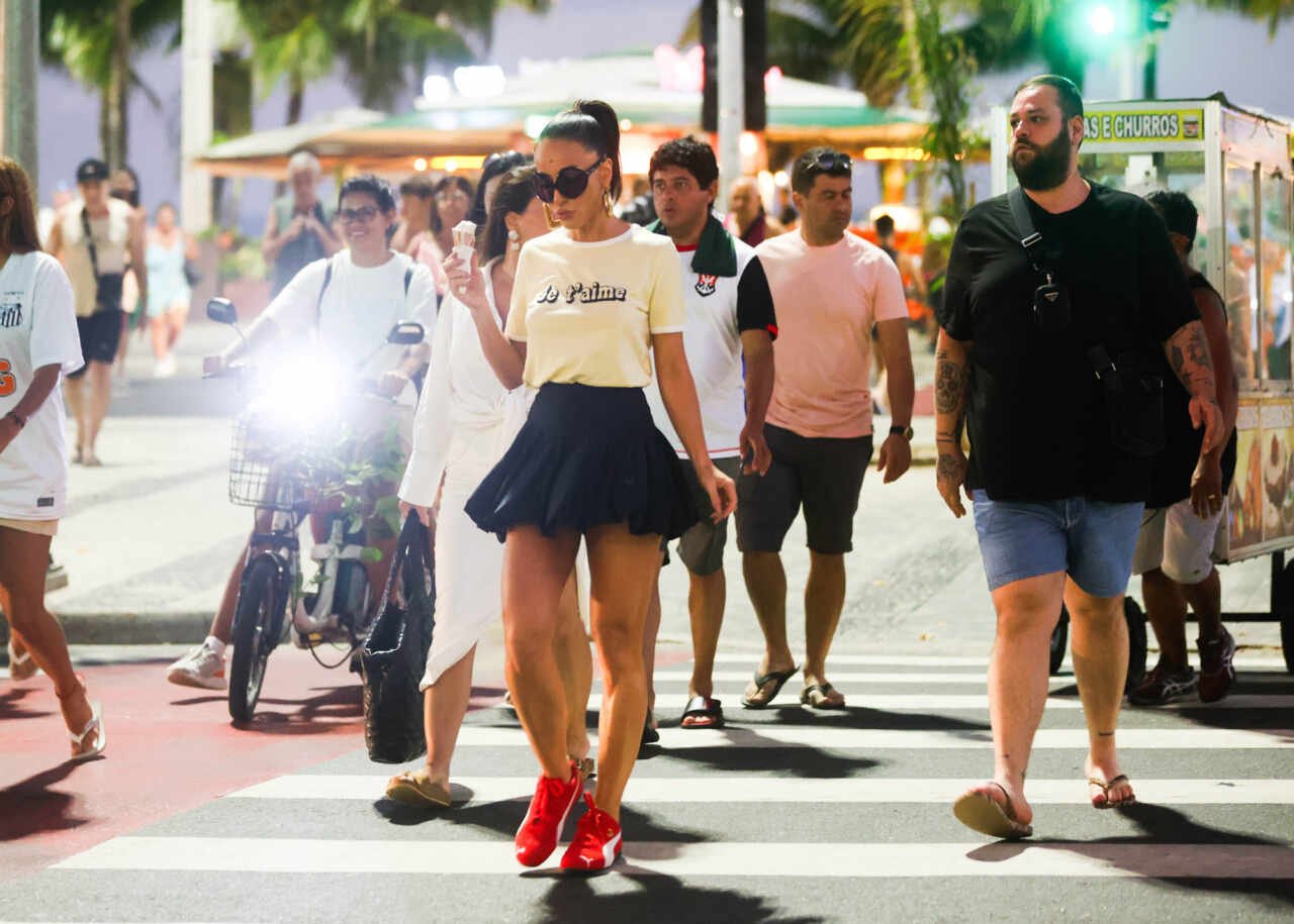Sabrina Sato aproveita passeio na orla de Copacabana