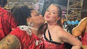 Flora Cruz e Júlia Simoura se reencontram no Carnaval do Rio