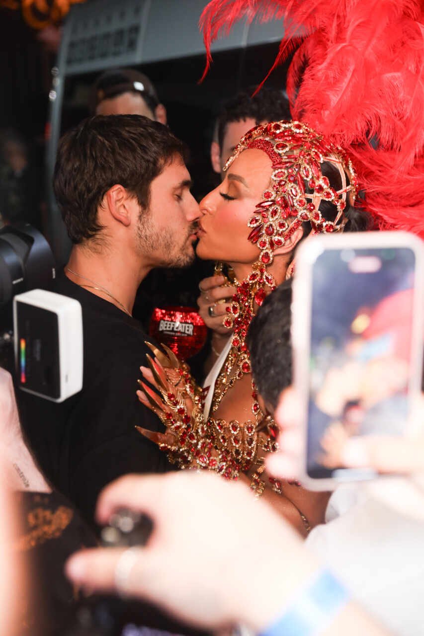 Sabrina Sato e Nicolas Prattes são flagrados aos beijos no camarote N1 no RJ 21 Sabrina Sato e Nicolas Prattes são flagrados aos beijos no camarote N1 no RJ