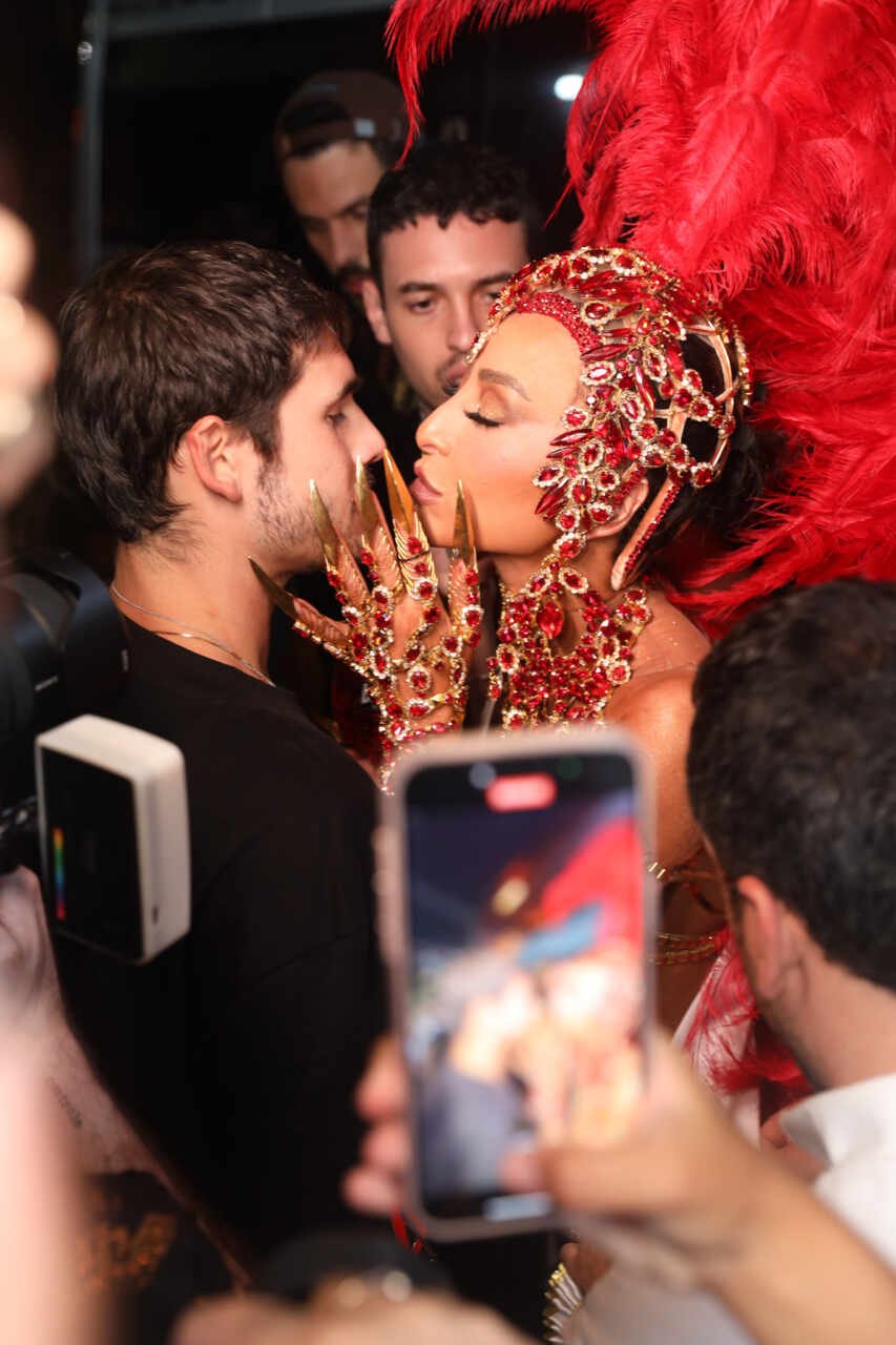 Sabrina Sato e Nicolas Prattes são flagrados aos beijos no camarote N1 no RJ 23 Sabrina Sato e Nicolas Prattes são flagrados aos beijos no camarote N1 no RJ