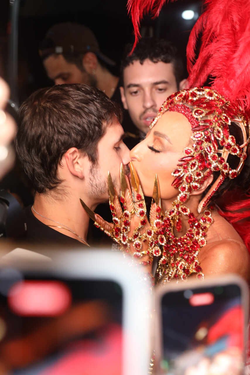 Sabrina Sato e Nicolas Prattes são flagrados aos beijos no camarote N1 no RJ 22 Sabrina Sato e Nicolas Prattes são flagrados aos beijos no camarote N1 no RJ