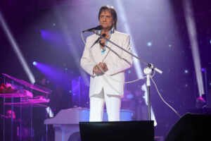 Roberto Carlos encanta fãs em show exclusivo no Navio Além do Horizonte