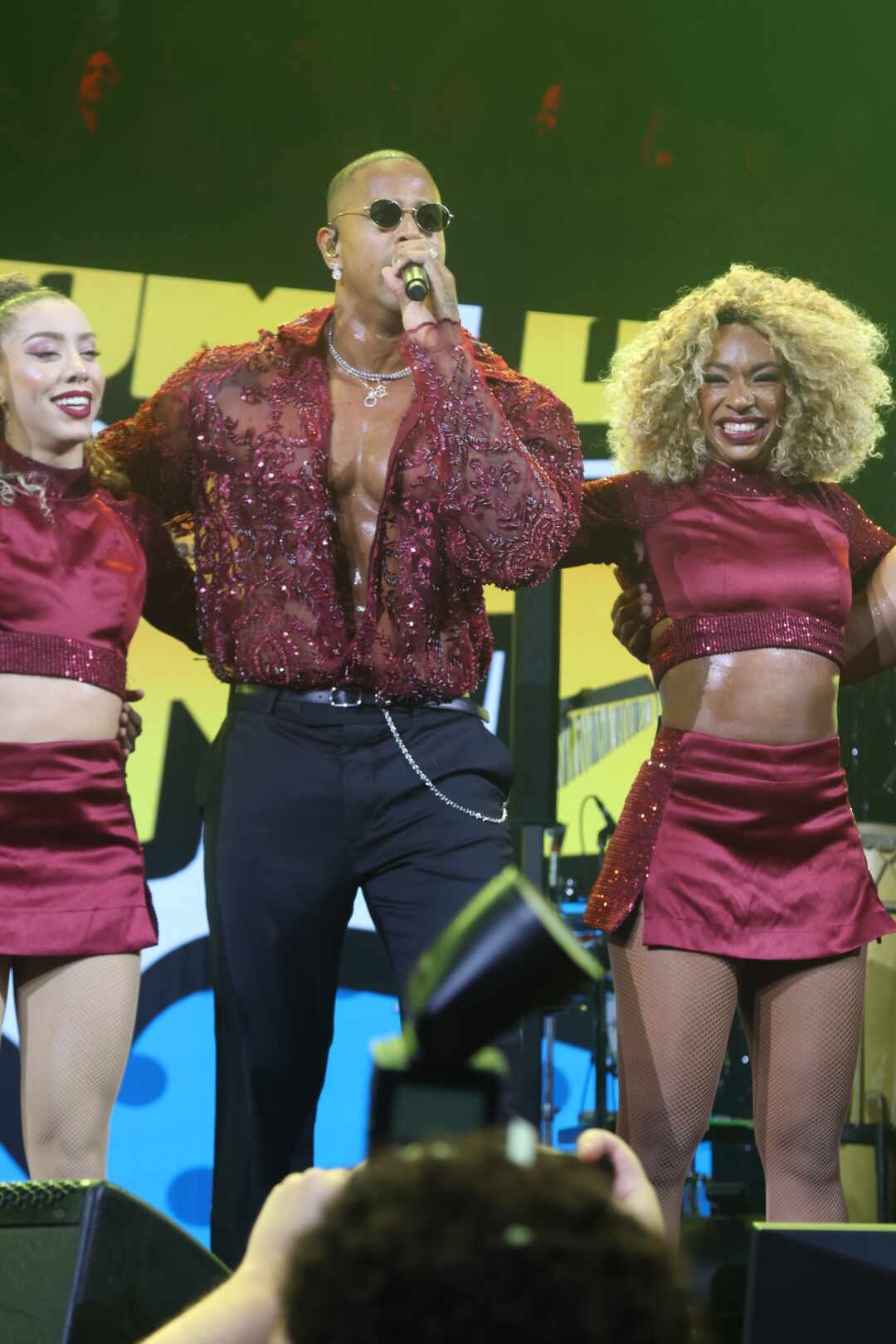 Rodrigo Phavanello e Sabrina Paiva curtem show de Léo Santana no Camarote Brahma em SP