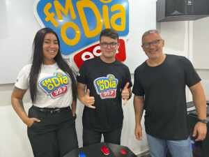 Jornalista Thiago Loures celebra três meses do seu programa na FM O Dia