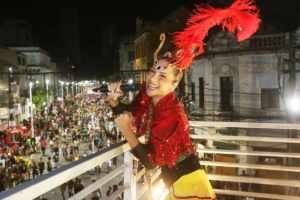 Luana Monalisa faz homenagem ao Olodum e arrasta multidão no carnaval de Salvador