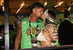 Viviane Araújo e Guilherme Militão esbanjam amor na Sapucaí durante o Carnaval