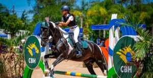 Filha de advogado das estrelas se destaca em competição de equitação