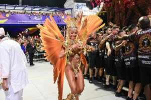 Sabrina Sato brilha intensamente no Sambódromo de São Paulo durante desfile da Gaviões da Fiel