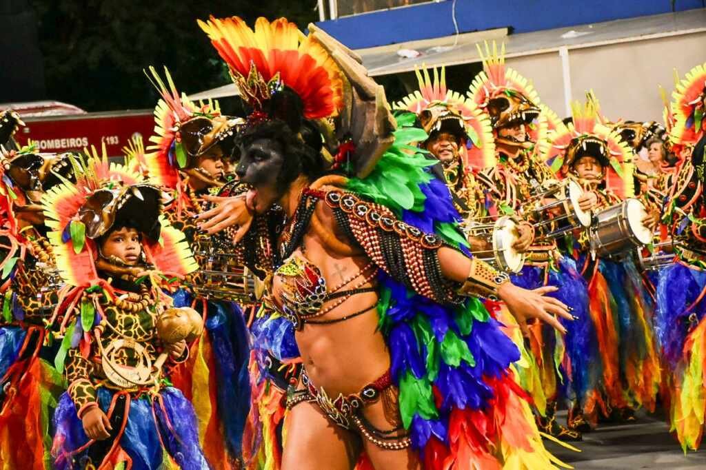 Carla Prata, Rainha de Bateria da Tucuruvi, surge com Máscara para representar Onça Carla Prata, Rainha de Bateria da Tucuruvi, surge com Máscara para representar Onça