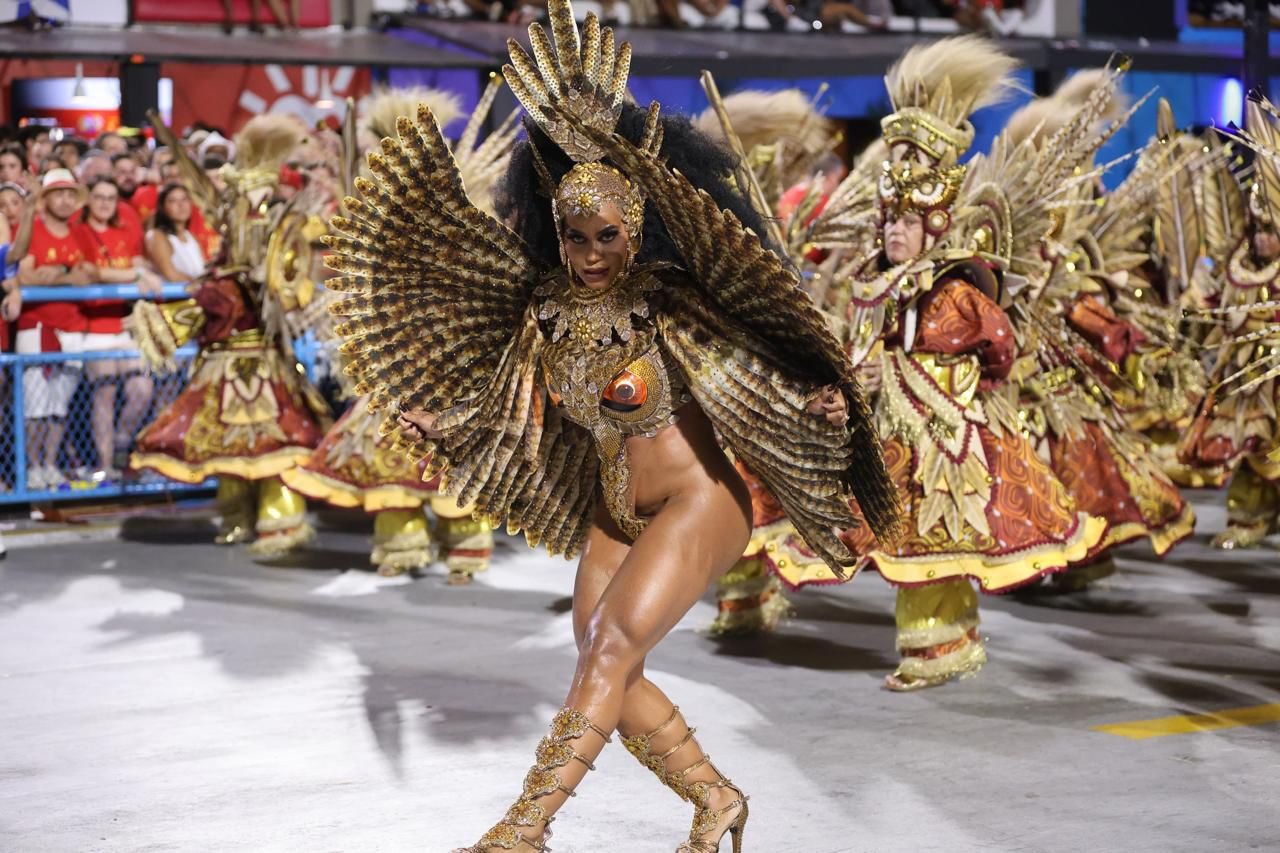Musa da Beija-Flor, Savia David brilha na Avenida com Fantasia super cavada 24 Musa da Beija-Flor, Savia David brilha na Avenida com Fantasia super cavada