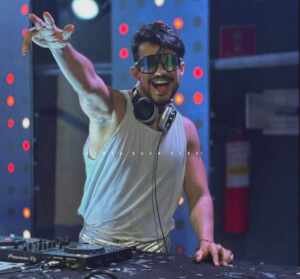 Danilo Mágno: De ex-bancário a DJ performático; entenda!