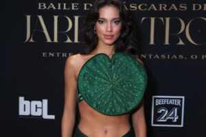 Alane Dias recebe faixa em Baile de Máscaras