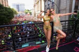 Atriz Marina Ruy Barbosa se joga em trio de Anitta no Centro do RJ
