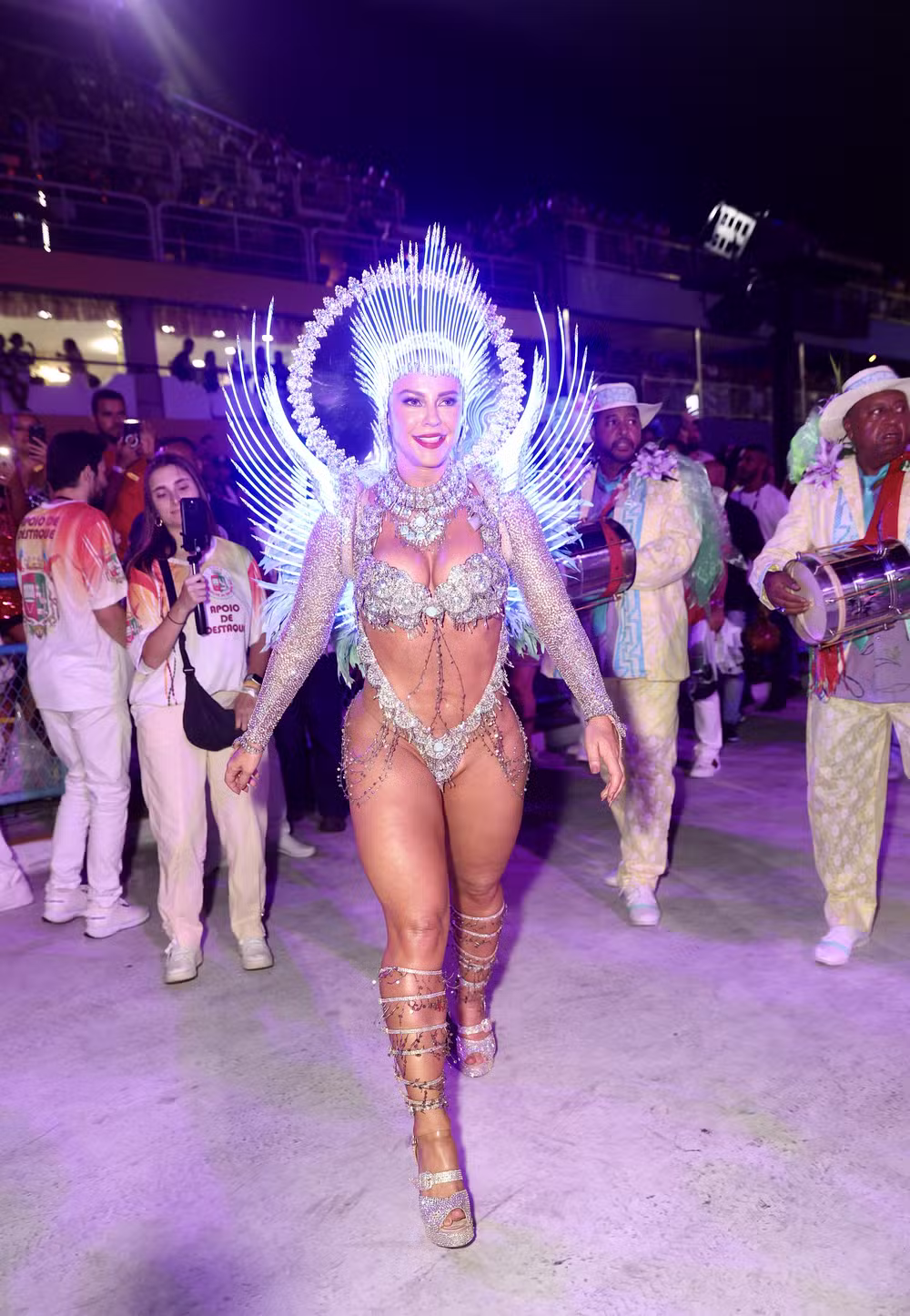 Paolla Oliveira se despede da Grande Rio em desfile emocionante e reflete sobre luta feminina