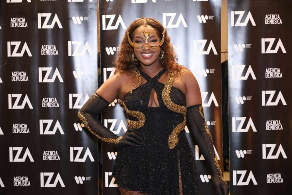 Cantora Iza comanda show em Baile de Máscaras em Copacabana