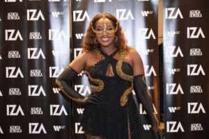 Cantora Iza comanda show em Baile de Máscaras em Copacabana