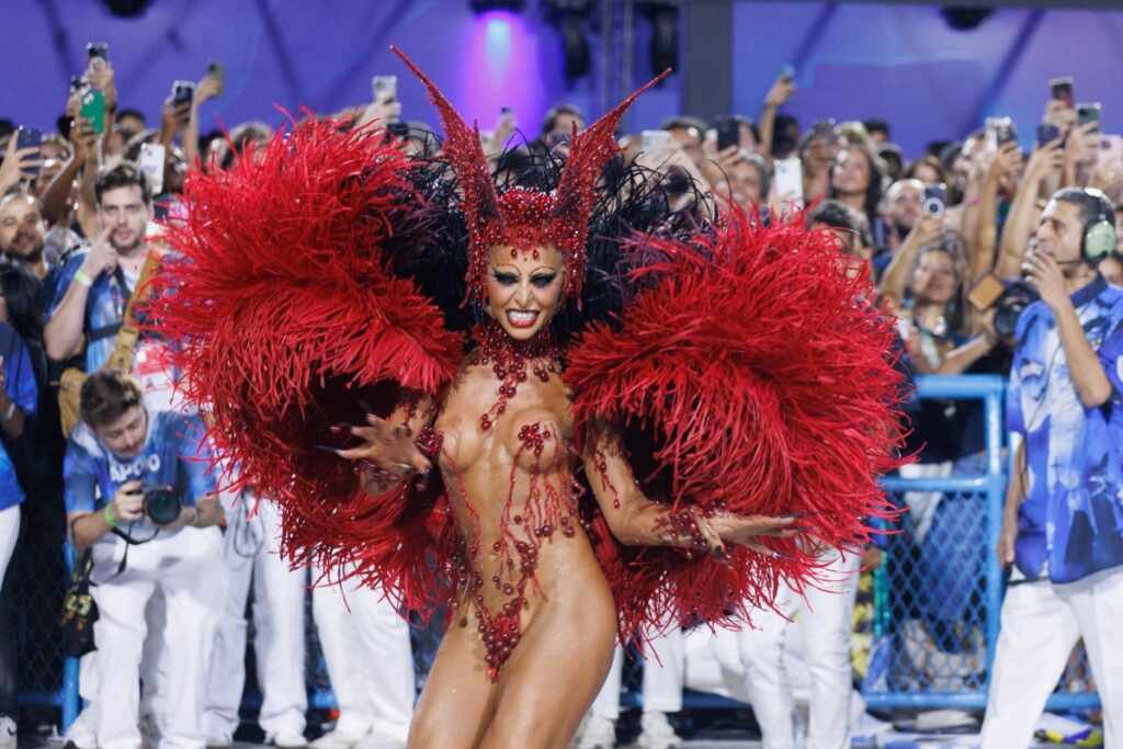 Sabrina Sato ‘encarna’ vampira na Vila Isabel em brilha como “Rainha VampVila” Sabrina Sato 'encarna' vampira na Vila Isabel em brilha como "Rainha VampVila"