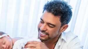 Zezé Di Camargo encanta a web com novas fotos da filha caçula, Clara