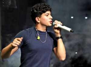 Léo Foguete conquista o país com hits e atitude ousada: “Gosto de fazer diferente”