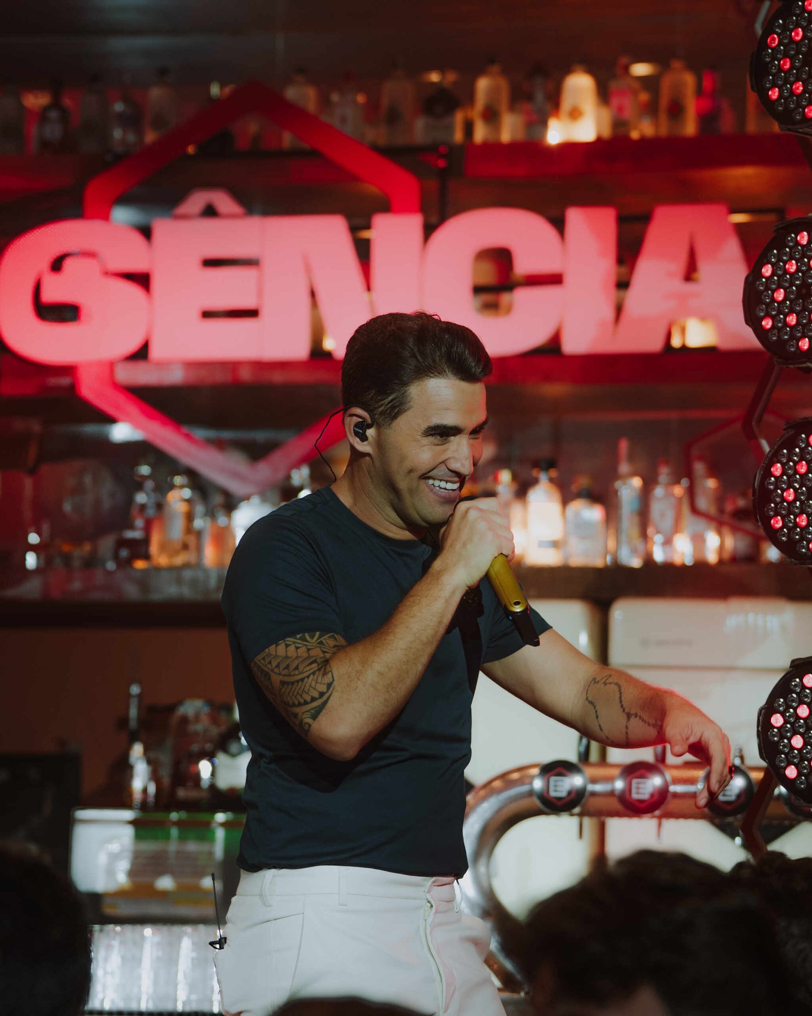 Em clima intimista, Tayrone reuniu a família, amigos e fãs na gravação do audiovisual ‘Essência’ 19 DVD ESSENCIA 28 scaled
