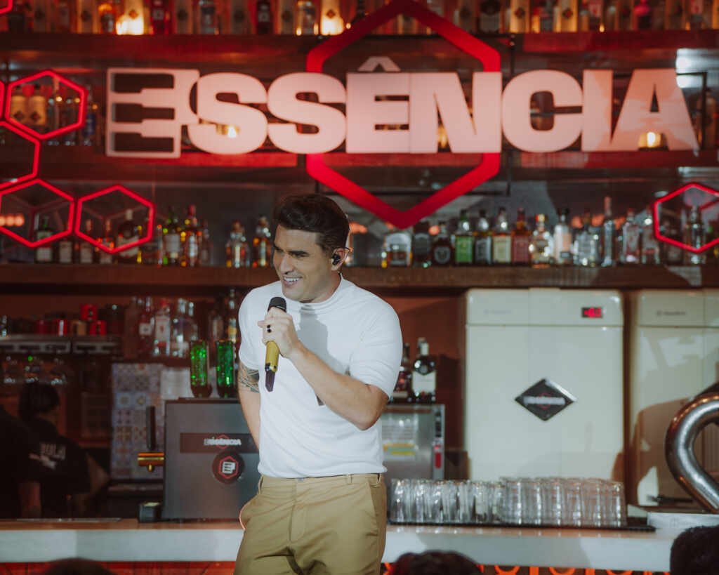 Em clima intimista, Tayrone reuniu a família, amigos e fãs na gravação do audiovisual ‘Essência’ Em clima intimista, Tayrone reuniu a família, amigos e fãs na gravação do audiovisual ‘Essência’