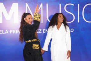 IZA e Ivete Sangalo de roupão no palco do Tim Music no Parque do Ibirapuera