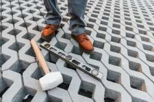 Piso permeável x piso convencional: Qual é a melhor escolha para sua garagem?