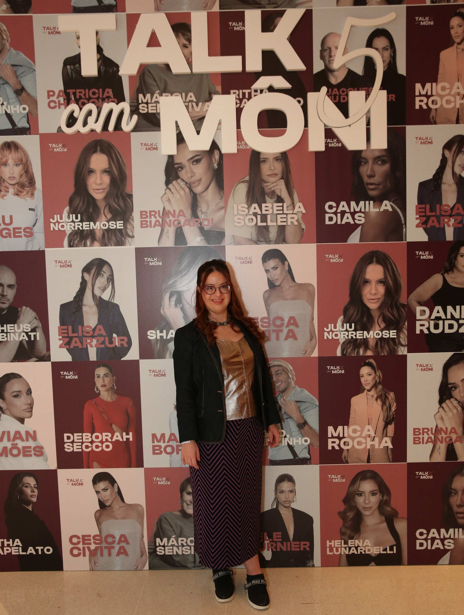 SAMANTA QUADRADO COM FAMOSOS 33 BACKDROP scaled