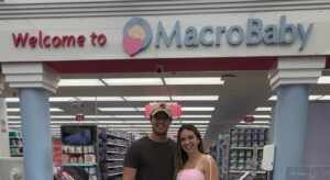 Deive Leonardo visita maternidade de bonecas em Orlando