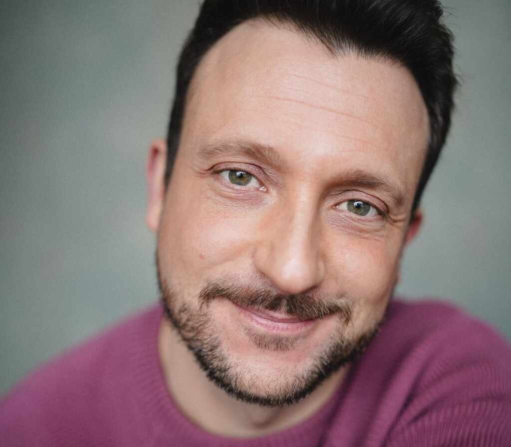 Ator Rodrigo Ternevoy estreia no Brasil em produção britânica do Disney+