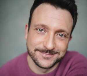 Ator Rodrigo Ternevoy estreia no Brasil em produção britânica do Disney+